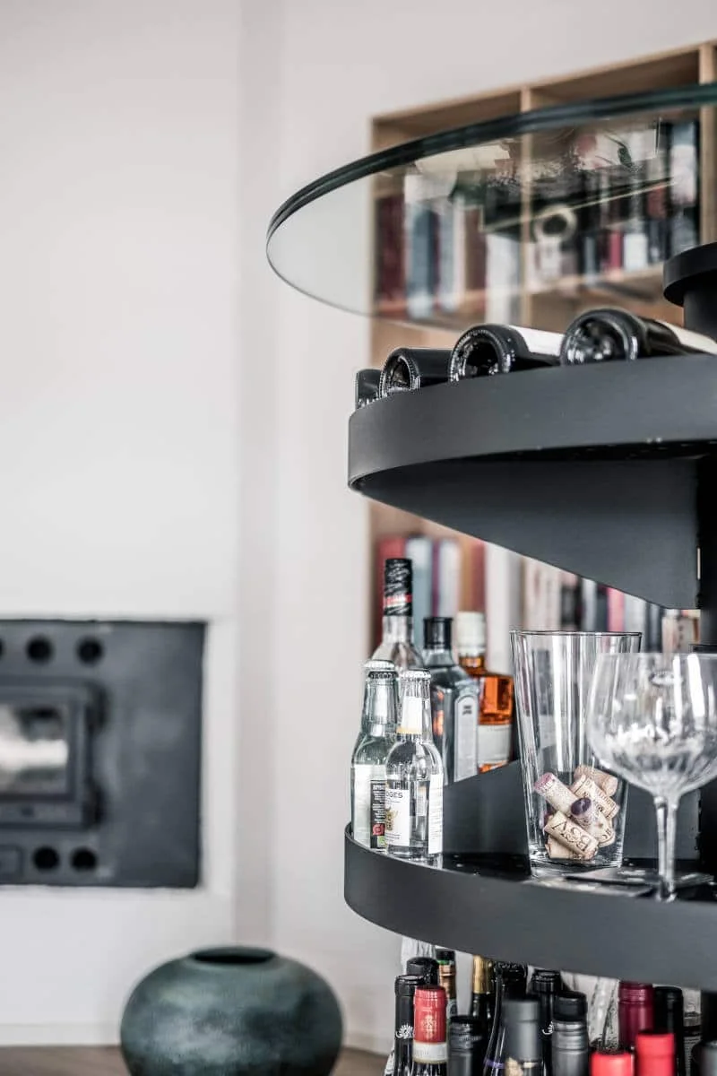 Nærbillede af mørke WineWell-hylder fyldt med vin